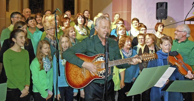 Erwin Witt (vorne, mit Gitarre) in Aktion mit dem Chor der Musik-Initiative.  | Foto: Simon Tenz