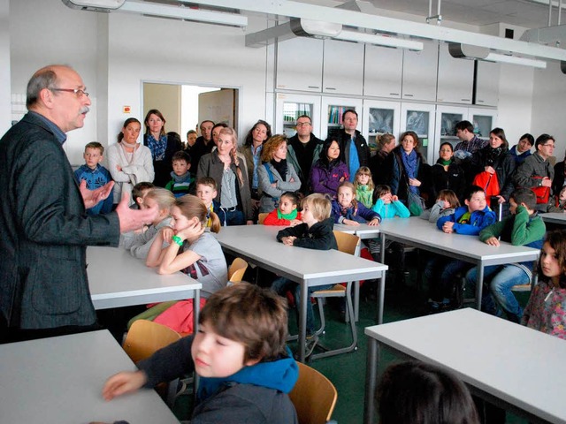 Rektor Hubert Bernnat (links) erklrte...mnasium und beantwortete viele Fragen.  | Foto: Thomas Loisl Mink