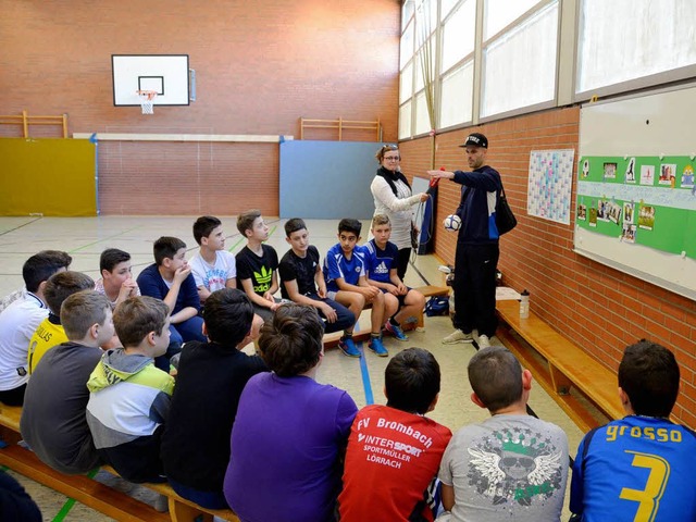 Aufmerksam hrten die Schler der Hell...n&#8220; ihrem Trainer Jan Hebding zu.  | Foto: Felix Held