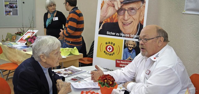Informationen rund um den Hausnotruf g...ei der ersten Kanderner Seniorenmesse.  | Foto: Silke Hartenstein