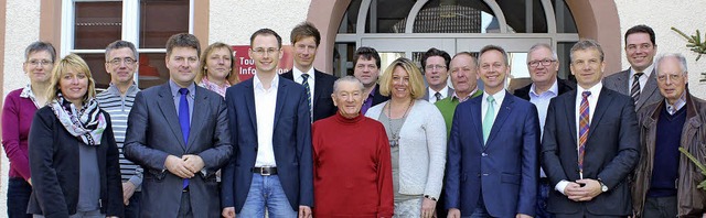 Reger Austausch: Zum Unternehmerdialog...Micha Bchle (sechster von links) ein.  | Foto: Christa Maier