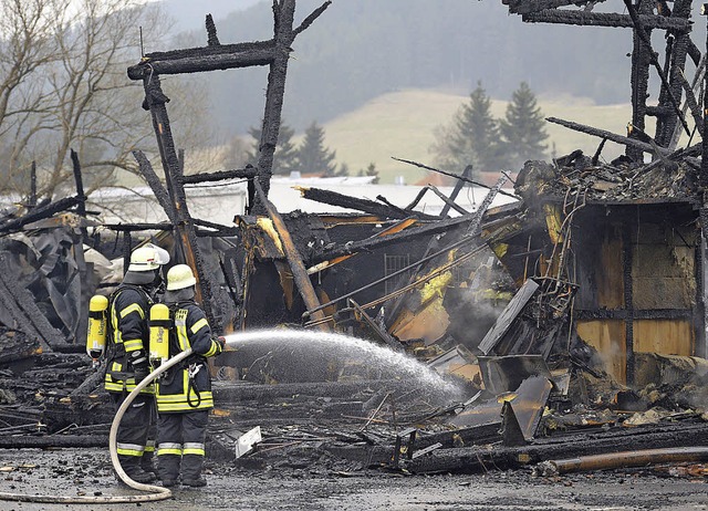 Die Feuerwehr, hier bei dem Brand am W...rkung aus den Reihen der Jugendwehr.   | Foto: Patrick Seeger /dpa