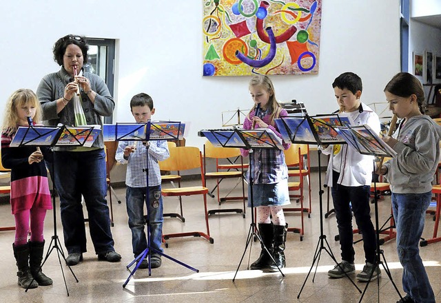 Die Blockfltengruppe spielt, die aus ...n mit der Grundschule entstanden ist.   | Foto: Wolfgang Knstle