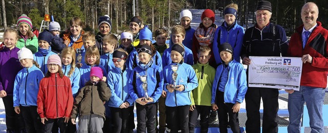 Die Jugendmannschaft des Ski-Clubs St....d dem SC-Vorsitzenden Raimund Lffler   | Foto: Heinrich Fehrenbach