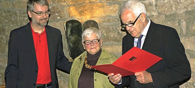 Ortsvereinsvorsitzender Schmidt (links...acobsen mit der Willy-Brandt-Medaille.  | Foto: Privat