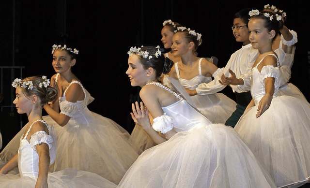 Die Eleven der Lrracher Tanzschule Ar...mittag des DRK-Ortsverein im Burghof.   | Foto: Paul Schleer