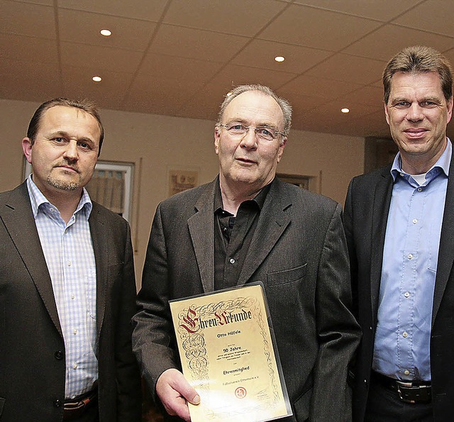 Otto Hfele (Mitte) wurde von den  Vor...rg Deiters zum Ehrenmitglied ernannt.   | Foto: Sandra Decoux-Kone