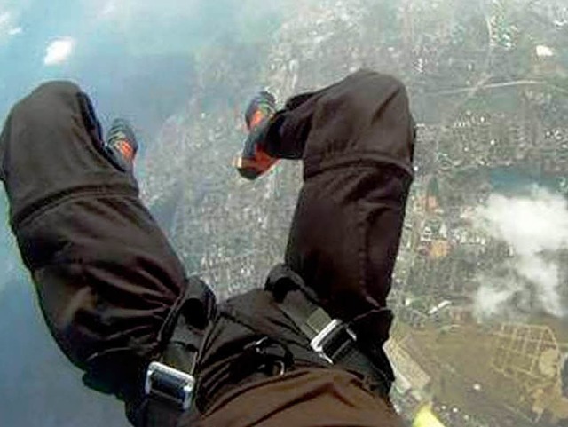 So ist&#8217;s richtig: Ein Skydiver steuert den Flugplatz an.  | Foto: Privat