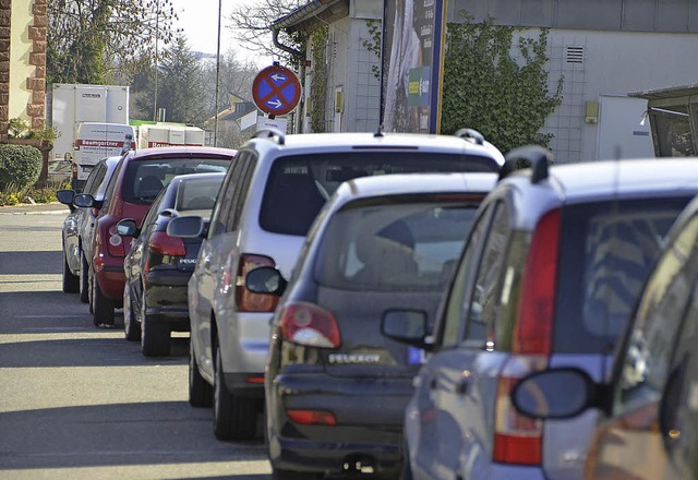 Autos im absoluten Halteverbot: Hinter... provisorischen Busbahnhof ansteuern.   | Foto: Martin Herceg