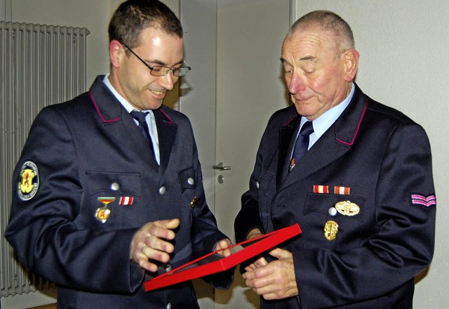 Max Widemann, rechts, wurde vom Abteil... fr 60 Jahre Feuerwehrdienst geehrt.   | Foto: Manfred Risch