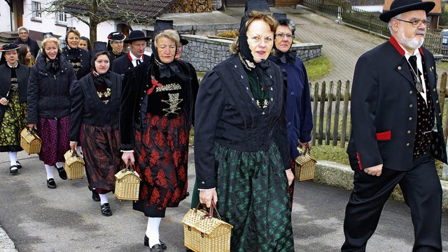Mitglieder des Heimatvereins ziehen gemeinsam zum Patroziniumsgottesdienst.  | Foto: Cornelia Liebwein