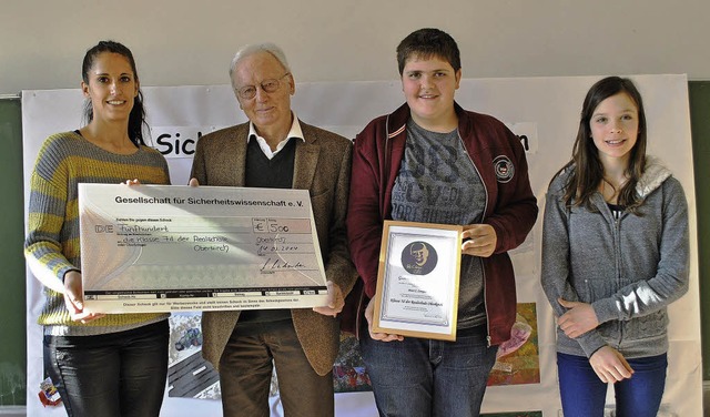 von links Saskia Festag, Klassenlehrer...rommer Klassensprecher der Klasse 7 d.  | Foto: Ullmann Robert