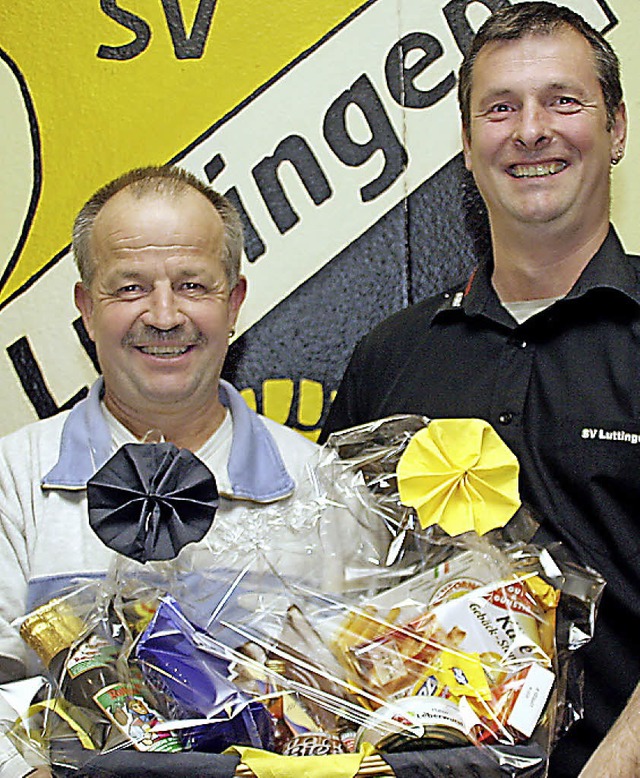 Der SV Luttingen ernannte in der Haupt...der Ralf Eschbach (rechts) gratulierte  | Foto: charlotte frse