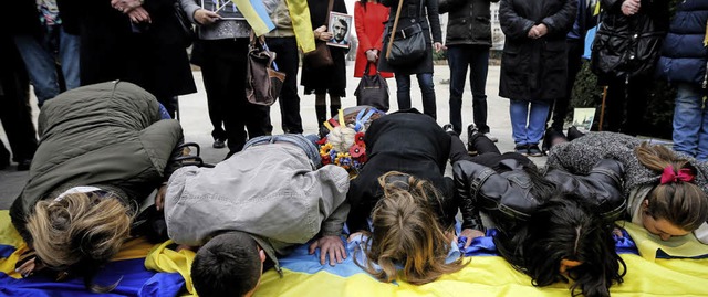 Whrend die EU-Auenminister ber Sank...ten in Brssel die ukrainische Flagge.  | Foto: dpa