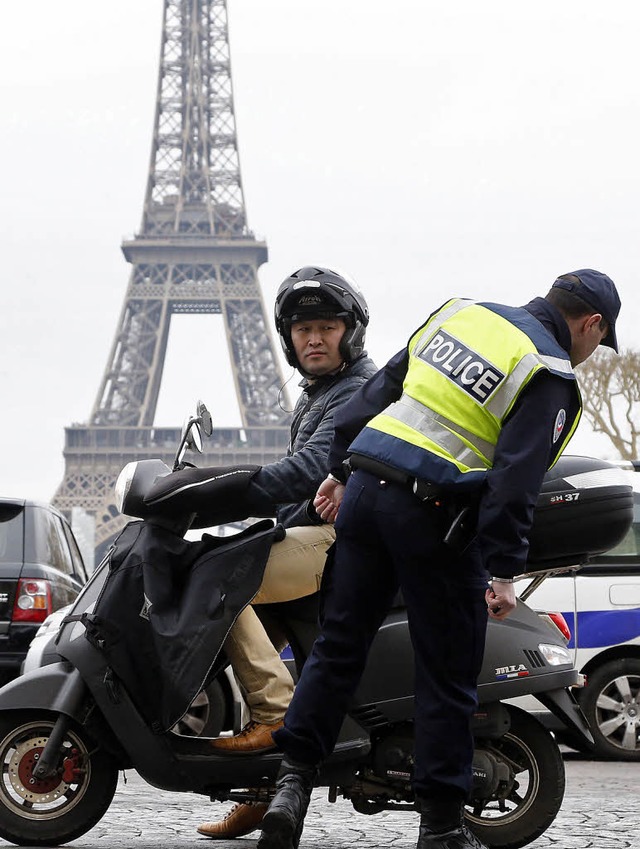 Polizisten kontrollieren in Paris die Kennzeichen.   | Foto: afp