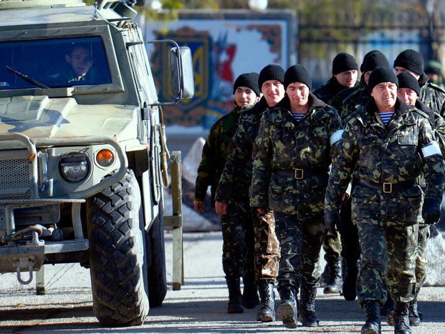 Bei Simferopol :  Ukrainische Soldaten...sis, die  von Russen  blockiert wird.   | Foto: AFP