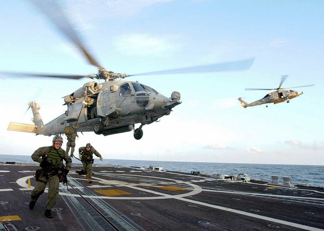 Auf diesem Werbebild seilen sich Mitgl...Navy Seals  aus einem Hubschrauber ab.  | Foto: dpa