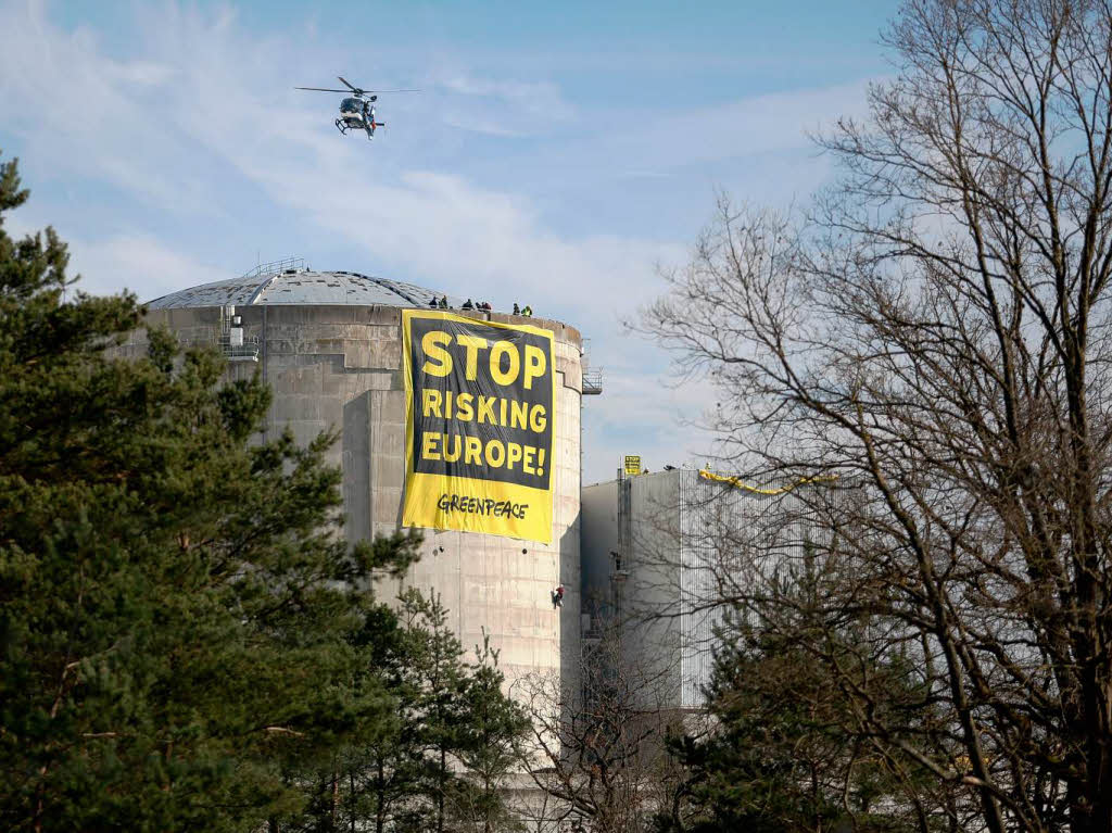 60 Greenpeace-Aktivisten sind auf das Gelnde des elsssischen AKW Fessenheim eingedrungen. Dort starteten sie eine spektakulre Protestaktion.