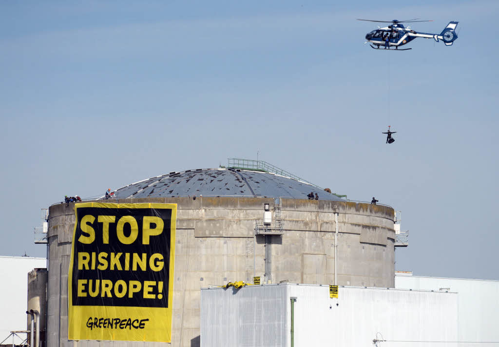 60 Greenpeace-Aktivisten sind auf das Gelnde des elsssischen AKW Fessenheim eingedrungen. Dort starteten sie eine spektakulre Protestaktion.