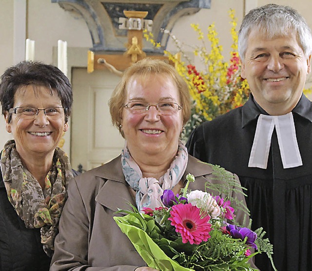 Seit 40 Jahren leitet Erika Kssinger ... Adler und Pfarrer Botho Jenne geehrt.  | Foto: Thilo Bergmann