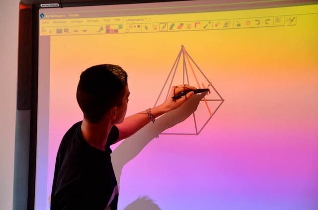 Leon Vu zeigt die Berechnung einer Pyramide am  Active Boards  | Foto: Sylvia-Karina  Jahn