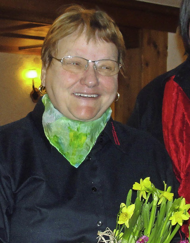 Frhlingsblumen zur Ehrung: Brigitte A...elt seit  25 Jahren im Harmonikaclub.   | Foto: Tina Httich
