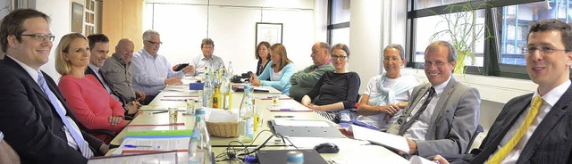 An einem groen  Tisch sind Vertreter ...rgern in Rheinfelden zusammengekommen.  | Foto: Ralf H. Dorweiler