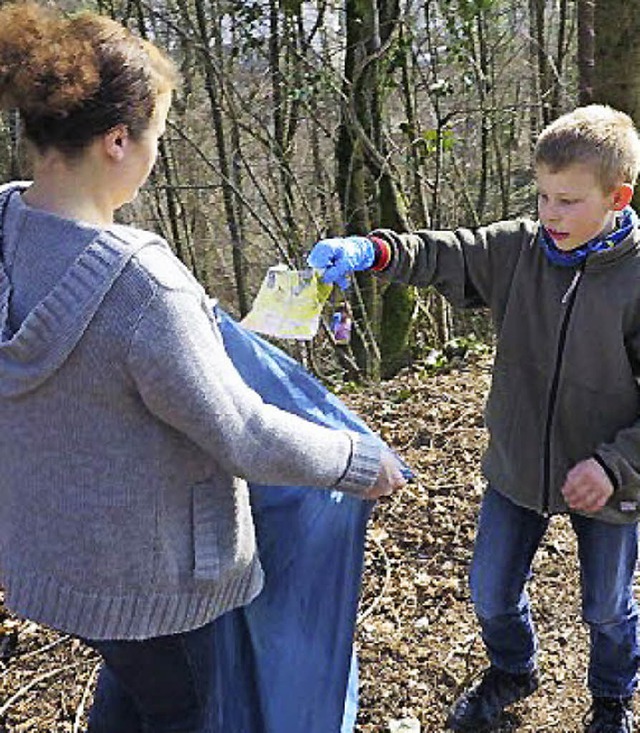 So wird Mll entsorgt: Die BUND-Kindergruppe rumte auf Waldspielpltzen auf.    | Foto: Lena Biehler