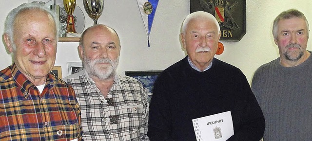 Fr langjhrige Mitgliedschaft wurden ...ubenschtzen, Klaus Knstler, geehrt.   | Foto: Hansjrg Bader