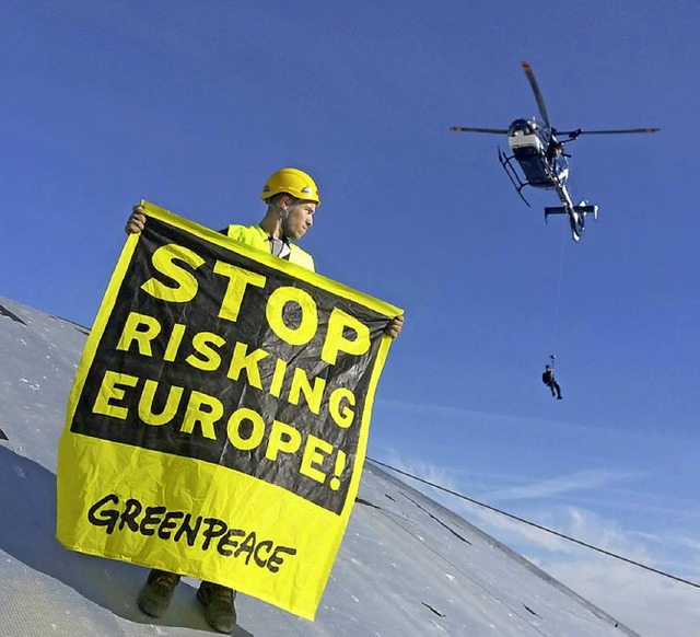 Protest auf dem Dach, und die Polizei rckt auch  an.  | Foto: Modrow/Greenpeace/dpa