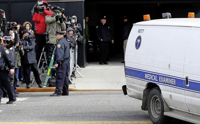 In New York wird die Leiche von L&#8217;Wren Scott abtransportiert.   | Foto: AFP