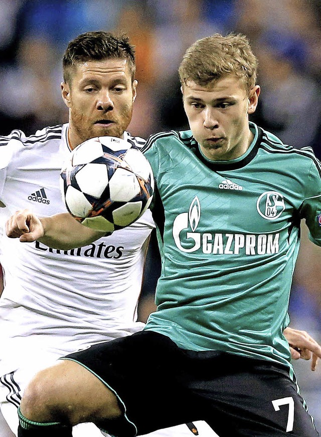 Zweikampf in einem Champions-League-Sp...er Xabi Alonso (links) gegen Max Meyer  | Foto: dpa