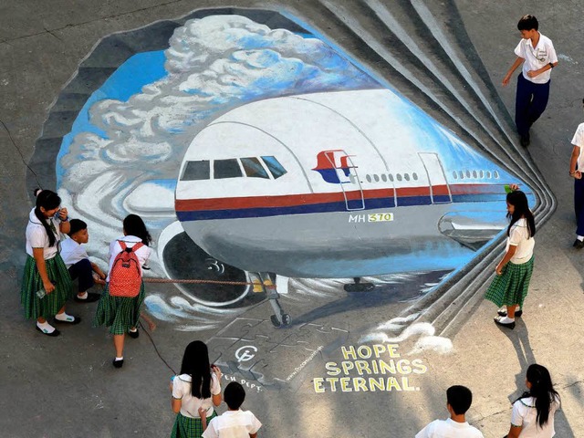 Internationale Anteilnahme: In Manila,...rschwundene malaysische Boeing zeigt.   | Foto: AFP