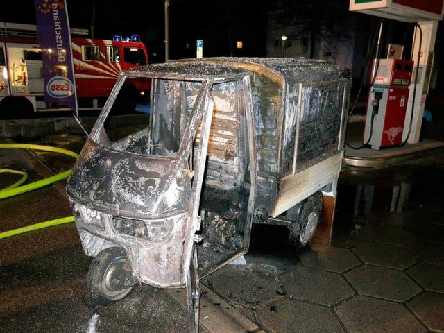 Die Autowerkstatt in der Mllheimer  Strae wird ein Opfer der Flammen.  | Foto: privat