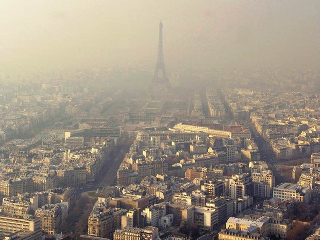 Der Eiffelturm ist kaum noch zu erkennen.   | Foto: AFP