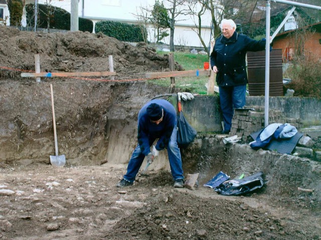 Gnther Heuchemer (links) und Erhard Richter bei der Ausgrabung der Rmerstrae  | Foto: privat