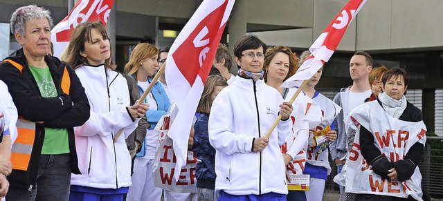 Mitarbeiterinnen und Mitarbeiter des H...n Forderungen Nachdruck zu verleihen.   | Foto: Jennifer Ruh