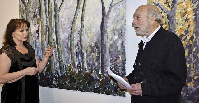 Leiselheim. Fritz Kendel  (rechts) bei...n Knstlerin Waltraud Wengert (links).  | Foto: Roland Vitt