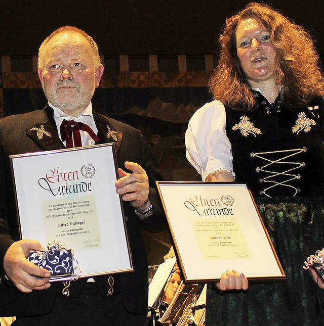 Seit 25 Jahre spielen Alfred Villinger und Yvonne Nier in der Kapelle mit.  | Foto: Cornelia Liebwein