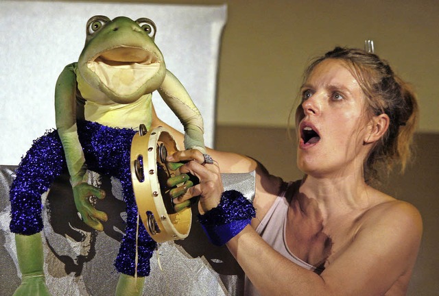 Charlotte mit einer Frosch-Handpuppe vom TheaterGeist aus Berlin   | Foto: Heidi Fssel
