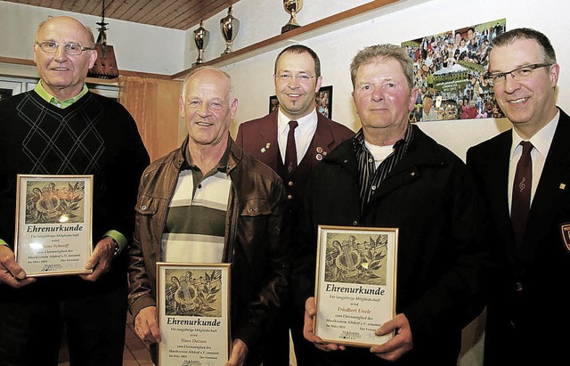 Zu Ehrenmitgliedern des Musikvereins A...lvertreter Gerold Bhler (rechts) aus.  | Foto: Sandra DEcoux-Kone