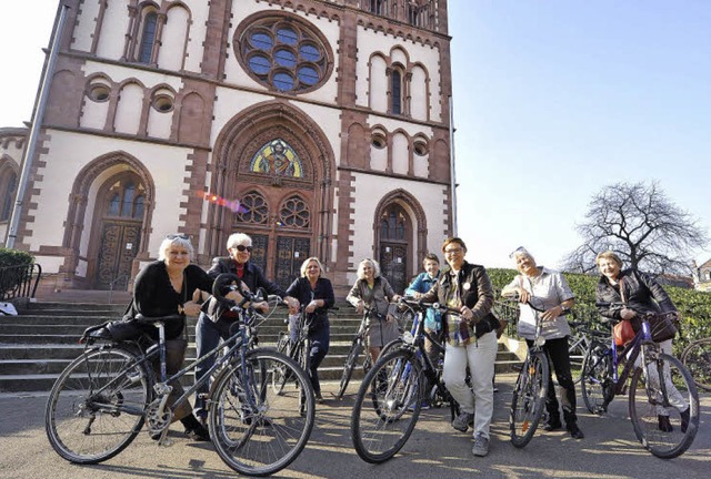 Vom Sthlinger Kirchplatz startete die Frauen-Radtour durch den Stadtteil.   | Foto: Rita Eggstein