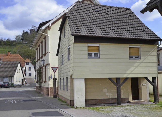 Einst ein Wohnhaus, jetzt zum Abriss b...zentrumsnahe Parkpltze Platz machen.   | Foto: Klaus Fischer