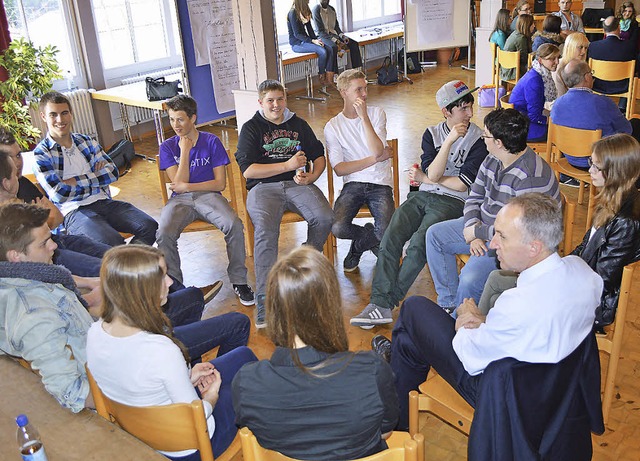 Beim Jugendforum im Brgersaal Bleibac...ragen und Problemen von Jugendlichen.   | Foto: Sebastian Heilemann