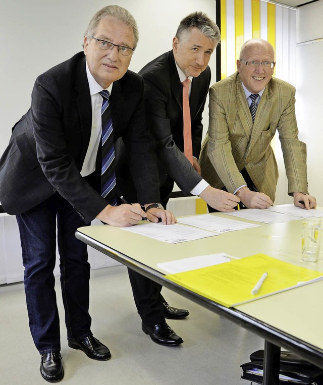 Die Urkunde unterzeichneten  (von link...einfeldens Brgermeister Rolf Karrer.   | Foto: Martin Herceg