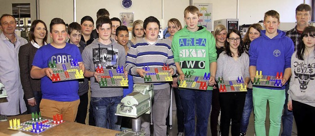 Die Schler mit ihren selbstgebauten S... und Stefan Broghammer (rechts auen)   | Foto: Heiner Fabry