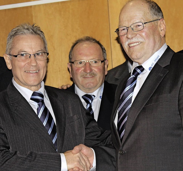 Gratulation: Rolf Buselmeier (rechts) ... Nachfolge von Bruno Tibi (links) an.   | Foto: Privat