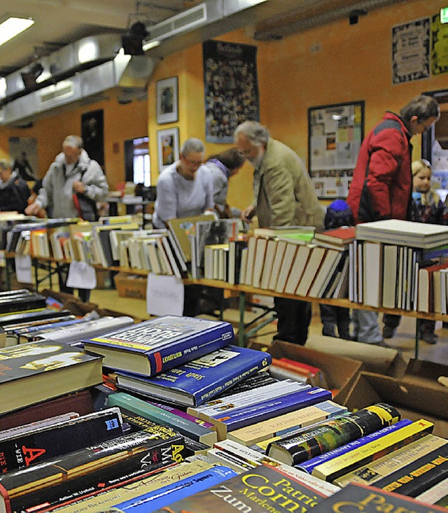 Ein wichtiges Standbein zur Finanzieru...auses ist der Bcherflohmarkt im KiK.   | Foto: Seller