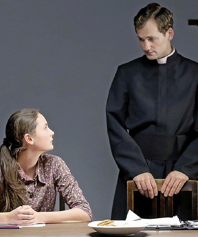 Lea van Acken als Maria und Florian St...Pater Weber in &#8222;Kreuzweg&#8220;.  | Foto: Dpa