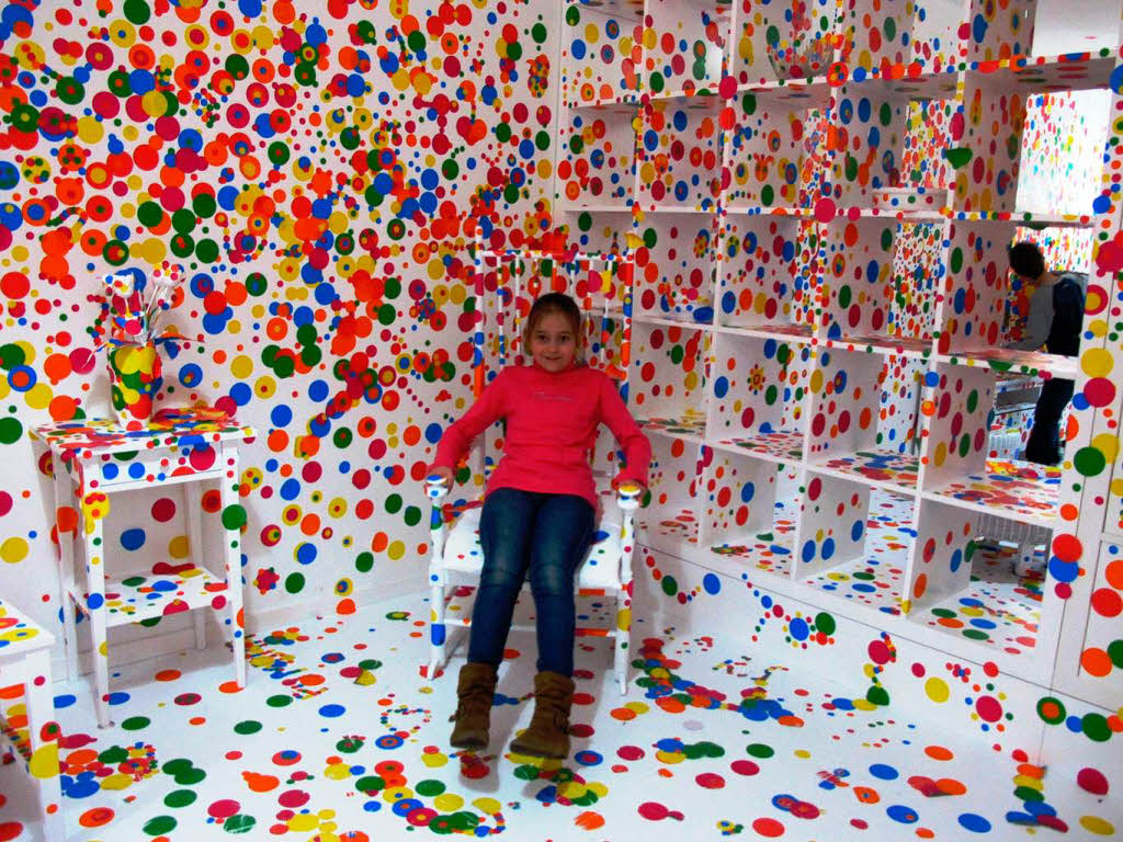 Anfassen (meistens) erlaubt! In der Ausstellung Spielobjekte darf man Knpfe drcken, Kunst essen, Wrfel umstellen und einen weien Raum mit farbigen Aufklebern schmcken. Das lieen sich die Kinder nicht zwei Mal sagen.